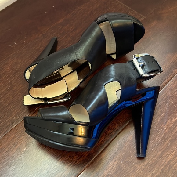 Michale Kors Carla leather platform sandal - Picture 2 of 5